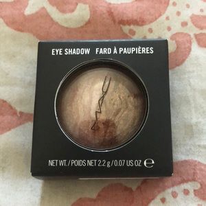 MAC eyeshadow in engaging